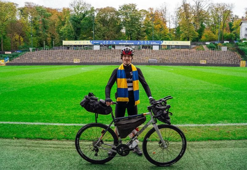 Un fan de San Giros a parcouru 1 570 kilomètres en 10 jours pour assister au match à l'extérieur de la Ligue des Champions contre l'Atletico Madrid.