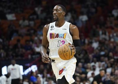 Excellente sensation de contrôle du ballon ! Huit joueurs du Heat ont marqué à deux chiffres, marquant 146 points et tirant à 53,9% sur le terrain.