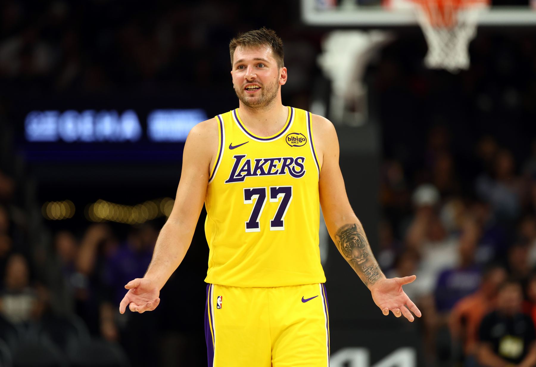 puissant! Doncic est le premier joueur de l'histoire à avoir une moyenne de 40 points, 5 rebonds et 5 passes décisives lors des 5 premiers matchs.