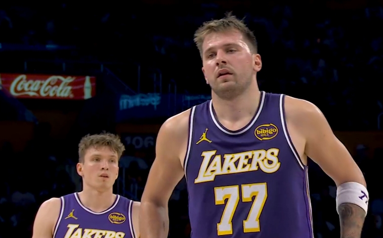 Pas très satisfait du barème des pénalités ! Doncic a marqué 13 points, 5 rebonds et 3 passes décisives sur 4 des 11 tirs au premier quart-temps.