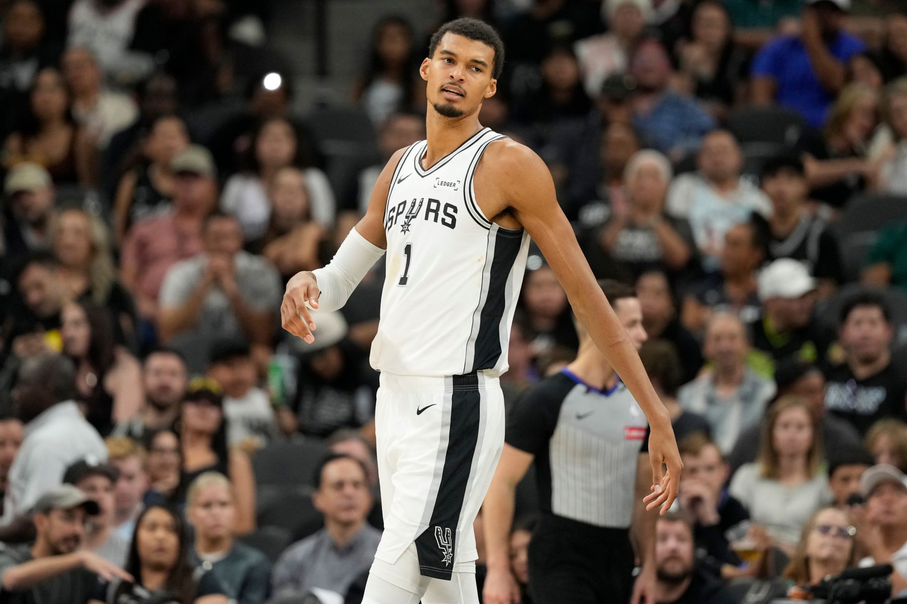Est-il difficile pour les joueurs d’une même équipe de réaliser un triple-double dans le même match ? Il n'y a que 20 fois dans l'histoire de la NBA, Westbrook a participé 4 fois