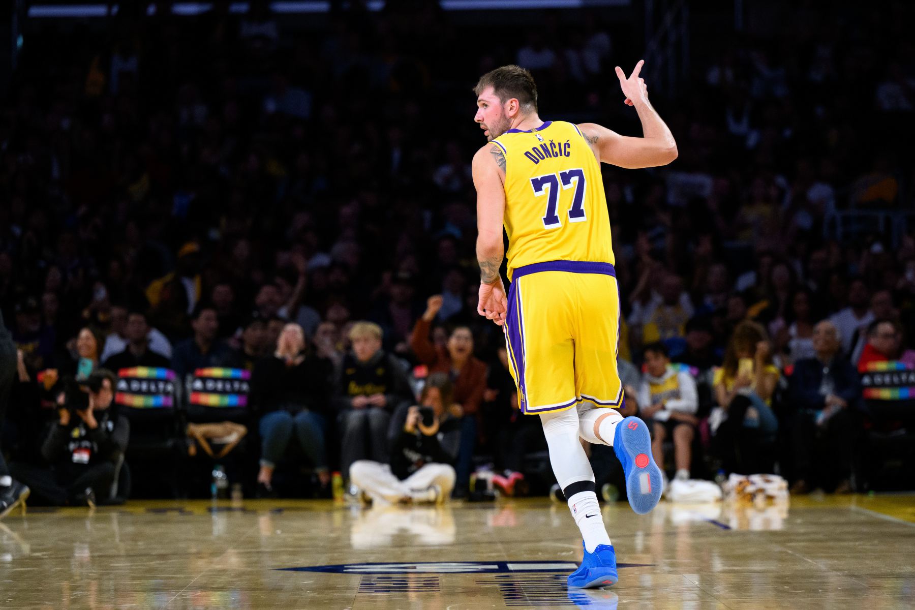Les Lakers ont battu les Bucks à la mi-temps ! Doncic a récolté 21 points et 5 passes décisives, et les joueurs du banc n'ont raté aucun but.