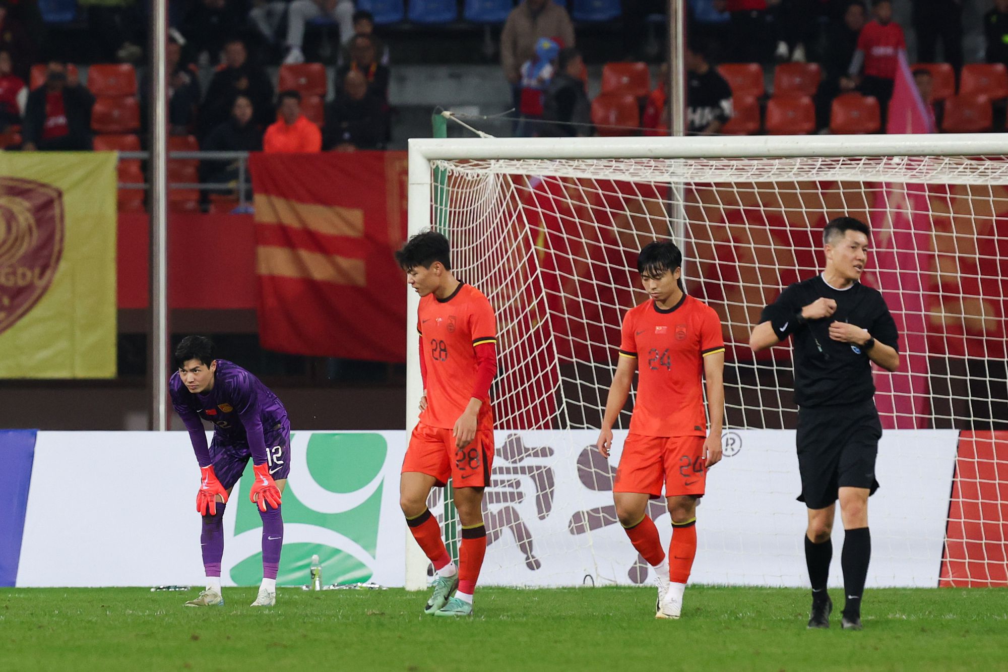 Discussion animée sur la défaite de l'équipe nationale de football U22 contre le Vietnam : Shao Jia, qui regarde le match, a probablement l'habitude d'être réprimandé.