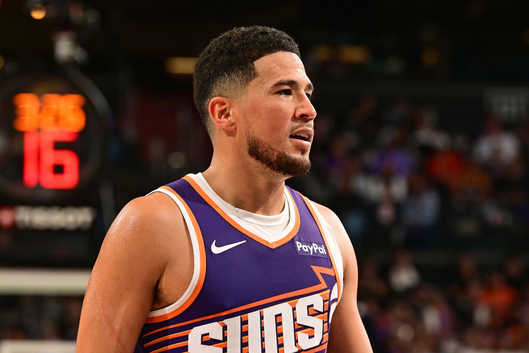 L’état compétitif est chaud ! Booker a marqué 16 points, 2 rebonds et 3 passes décisives sur 6 des 10 tirs à la mi-temps.