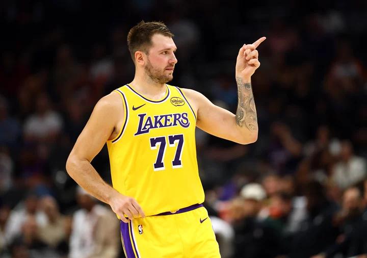 L'équipe dual-core des Lakers a marqué 66 points pour mener l'équipe à deux victoires consécutives. L'équipe visiteuse a poursuivi sa solide performance avec 7 victoires et 2 défaites.